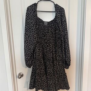 ARULA Black and White Floral Long Sleeve Dress